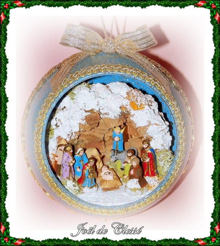 Boule Crèche Grotte fond bleu ciel 12cms pour blog les créas de mariejo