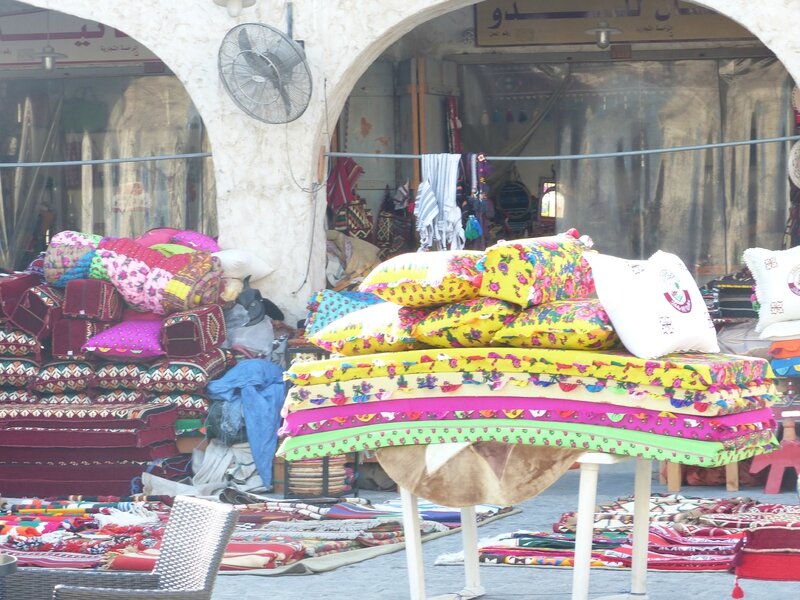 Une multitude de coussins et tapis faits main 