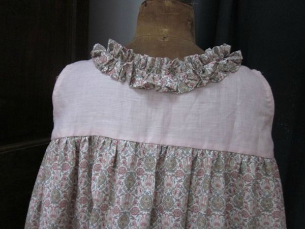 Robe BRUNE avec empiècement lin rose et jupe et ruché en coton imprimé (1)