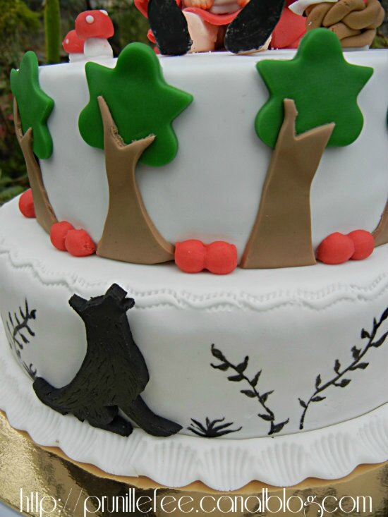 détail décoration gateau chaperon rouge