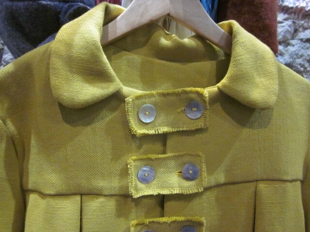 Manteau AGLAE en lin épais jaune fermé par 3 pattes de boutonnage et ses 6 boutons de nacre (4)