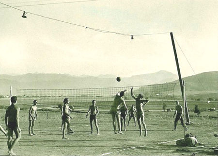 12_RCA_EWIG_39__Bougie_Oudali_partie_de_volley_1963