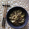 Nouilles sautées façon chinoise, <b>boeuf</b> <b>haché</b>, pousses de bambou, sésame
