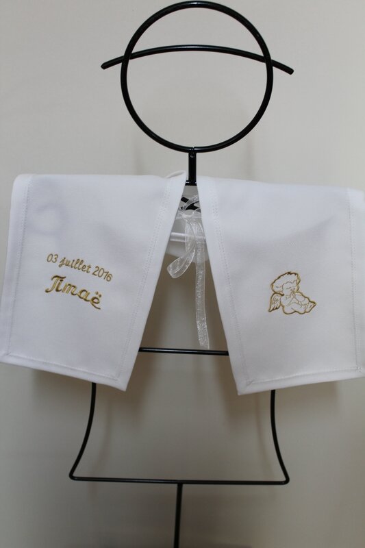 echarpe de bapteme personnalisée pour Timae broderie angelot sur étole de crêpe polyester par amd a coudre (2)