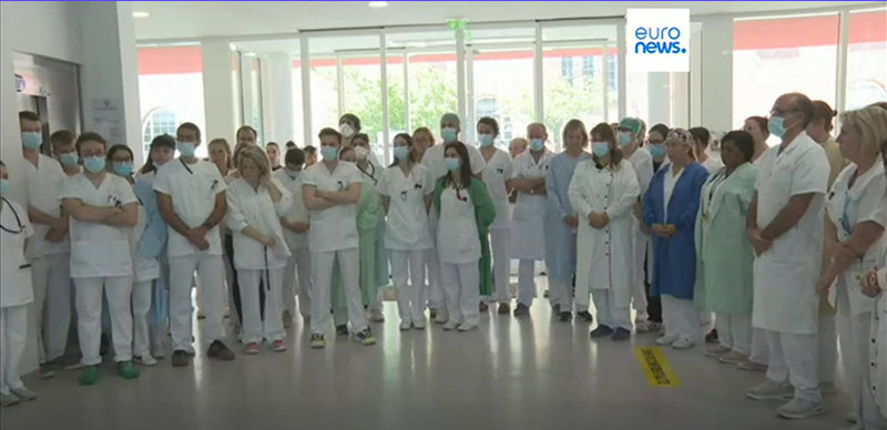 Des infirmiers observant une minute de silence pour Carène Mezino