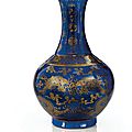 Vase en porcelaine émaillée bleu poudré, Chine, dynastie Qing, Marque a six caractères en or et <b>époque</b> <b>Guangxu</b> (1875-1908)