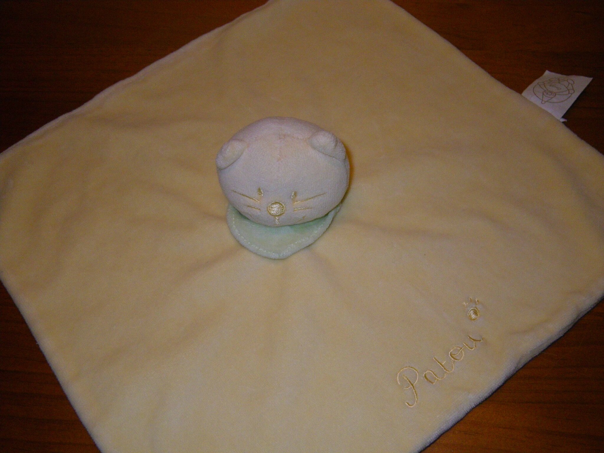 doudou plat marque Bengy, brodé Pâlou, avec un petit foulard vert