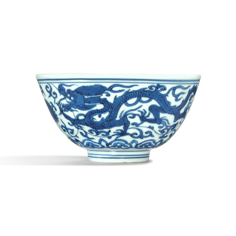 A blue and white 'dragon' bowl, Wanli mark and period (1573-1620)