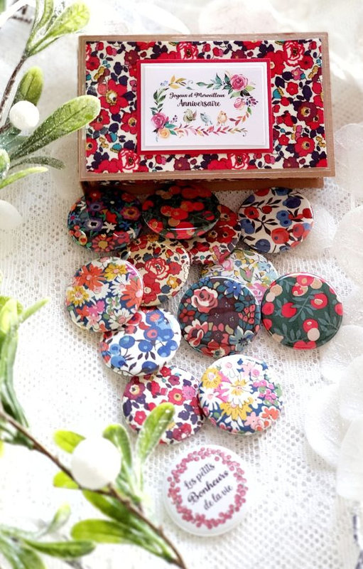 boite et badges liberty rouge