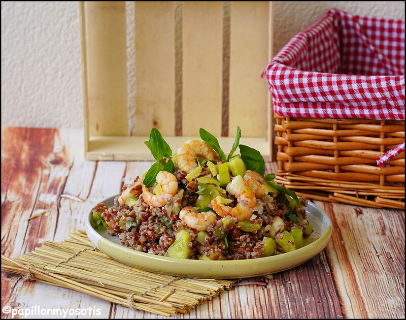 Salade de riz rouge, crevettes, concombre, gingembre