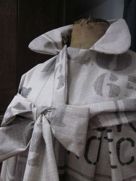 Ciré en coton enduit beige Atelier d'Architecte fermé sur le devant par un noued dans le même tissu (6)