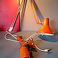 Une lampe d'architecte orange, pop et vintage et un petit spot à son image pour l'accompagner ! Seventies !
