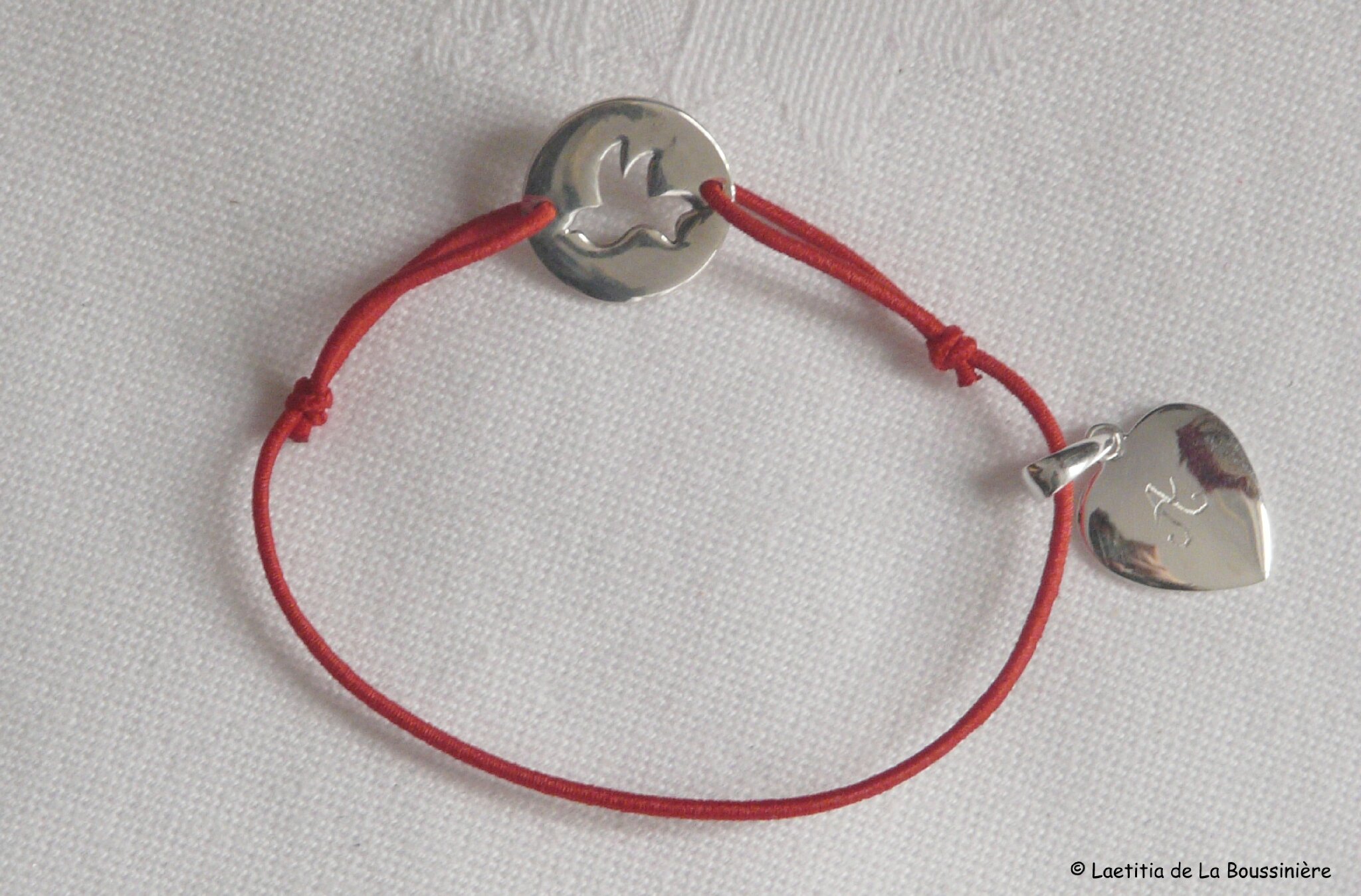 Bracelet sur lien élastique pastille Colombe en argent massif et coeur en argent massif gravé