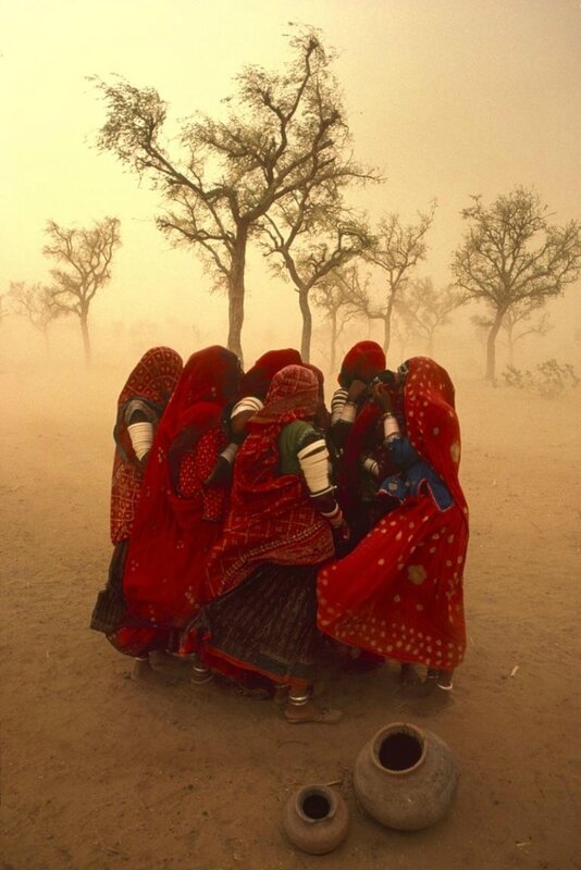Mc Curry - Inde, groupe de femmes au bord de la route, dans une tempête de poussière, une de ses photographies préférées.