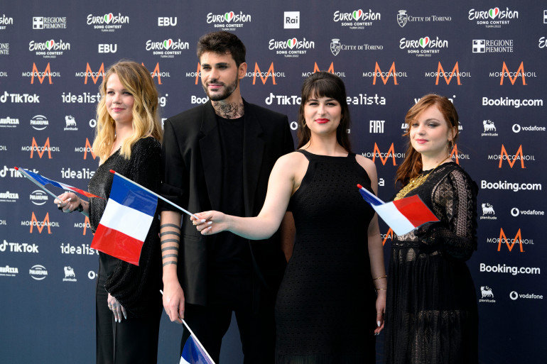1510965-alvan-et-ahez-sur-le-tapis-turquoise-lors-de-la-ceremonie-d-ouverture-du-concours-eurovision-de-la-chanson-2022-a-turin