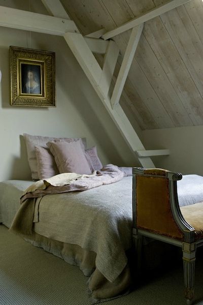 Draaijer bedroom with pink pillows