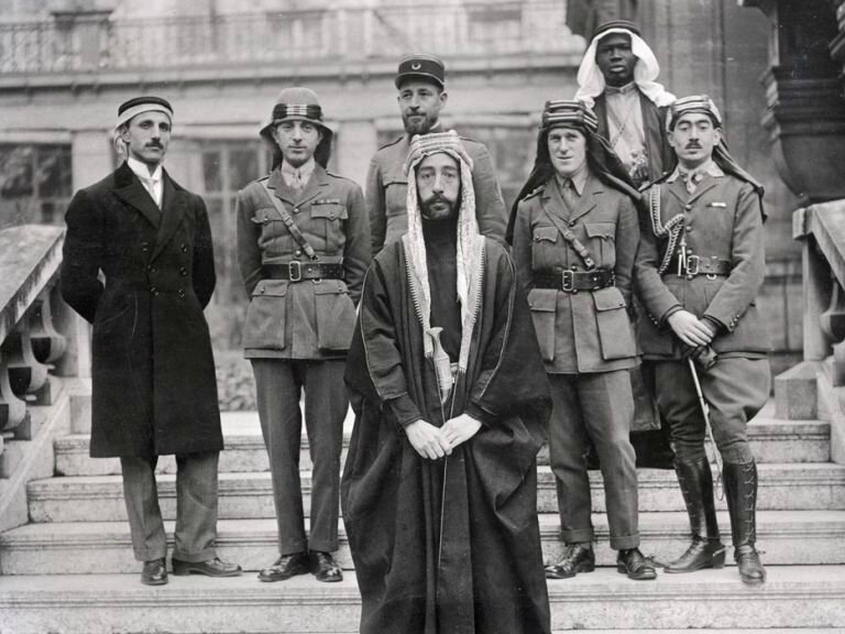 Fayçal (à l’avant-plan), fils du chérif de la Mecque, Hussein, mène la « Grande révolte arabe » contre l’Empire ottoman en 1916 mais sera trahi par la Grande-Bretagne. Après avoir été défait par la France, il est nommé roi d’Irak. En savoir plus sur http://reseauinternational.net/accords-sykes-picot-aux-origines-du-chaos-au-moyen-orient/#Ae8jcWwQdSaQMyyt.9
