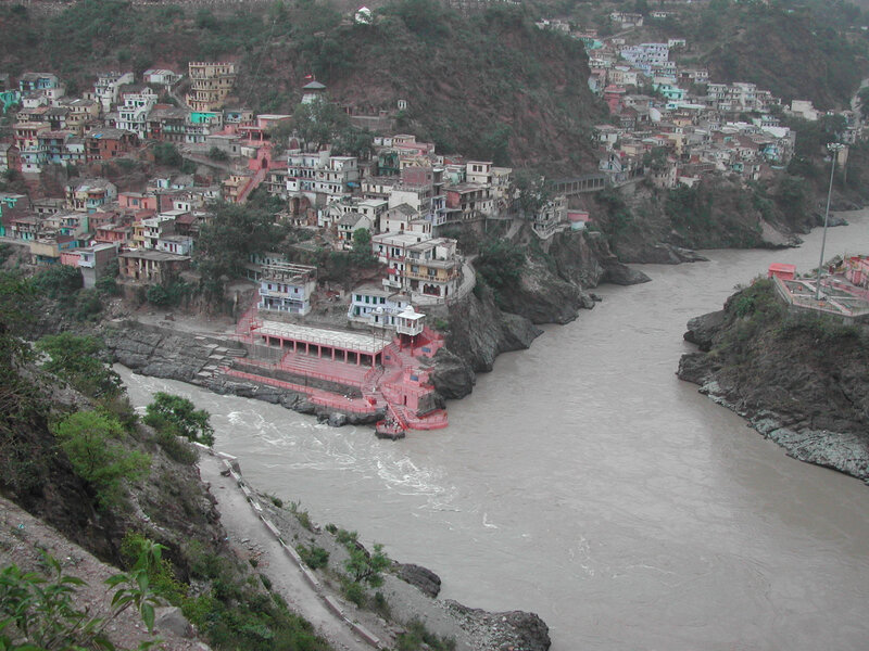 La jonction à Devprayag de l'Aklananda (venant depuis la droite) et de la Bhaghirathi (venant depuis la gauche)