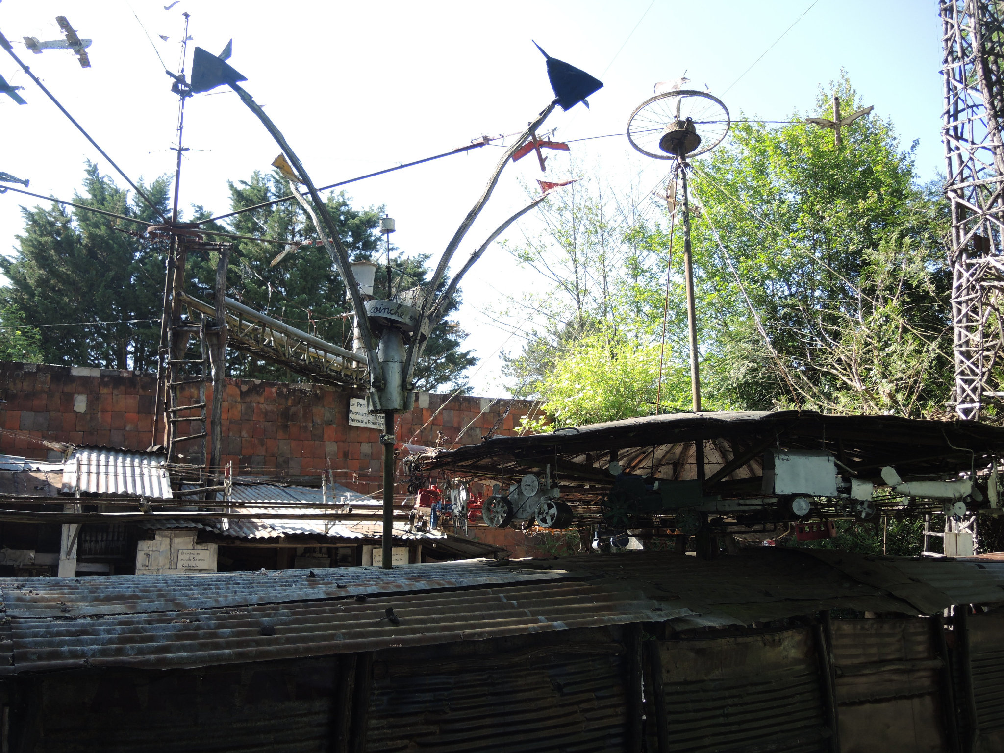 La Fabuloserie, le jardin, manège de Petit Pierre (89)