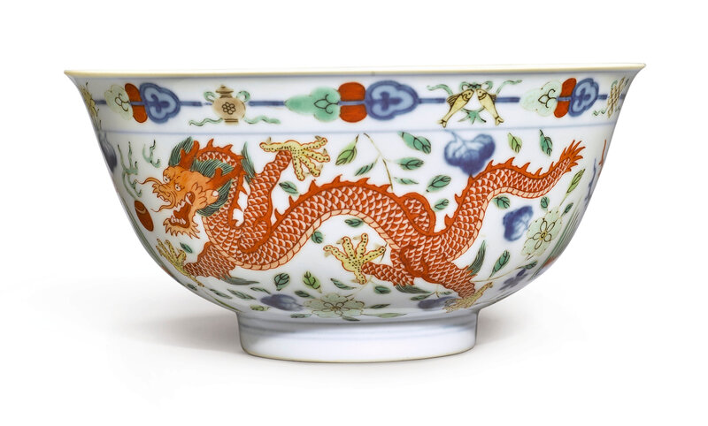A fine wucai 'Dragon and Phoenix' bowl, Qianlong seal mark and period (1736-1795)