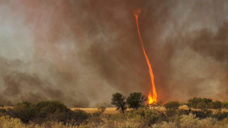 En Californie, de gigantesques tornades de feu se forment après des incendies. 