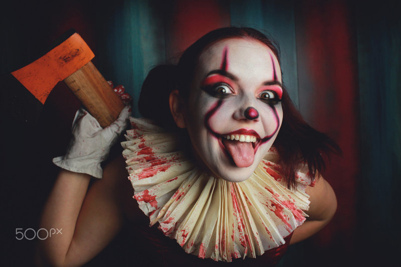 women_axes_blood_tongue_out_clown_It_movie_500px_cosplay-1436381