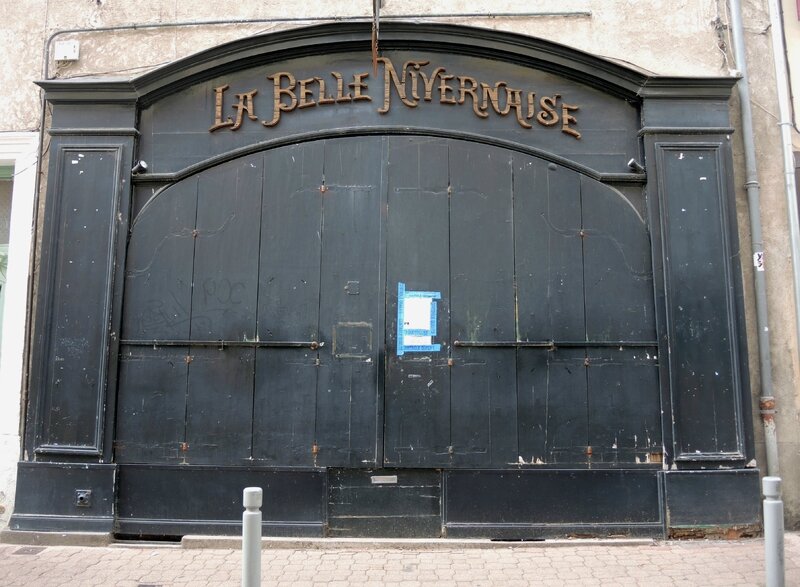Nevers, rue Saint Etienne, commerce (58)