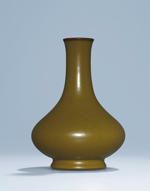 2014_HGK_03320_2906_000(a_fine_and_rare_teadust-glazed_pear-shaped_vase_qianlong_incised_six-c)