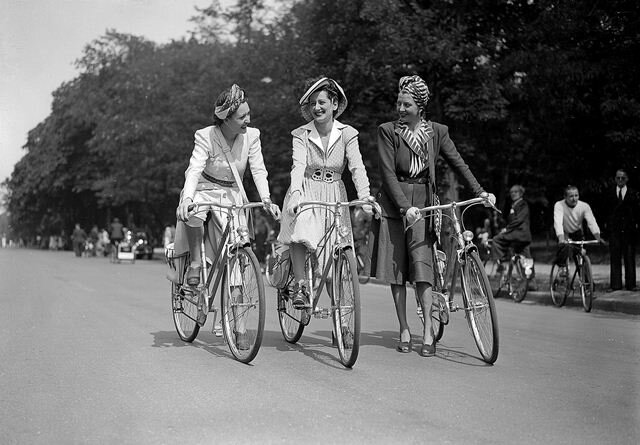 H_catwalk_yourself_1940s_bicycle