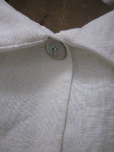 Veste BLANCHE en lin cloqué blanc cassé - fermée par un bouton de nacre (5)