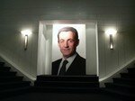 Nicolas_Sarkozy___portrait_dans_le_hall_de_la_permanence_de_campagne