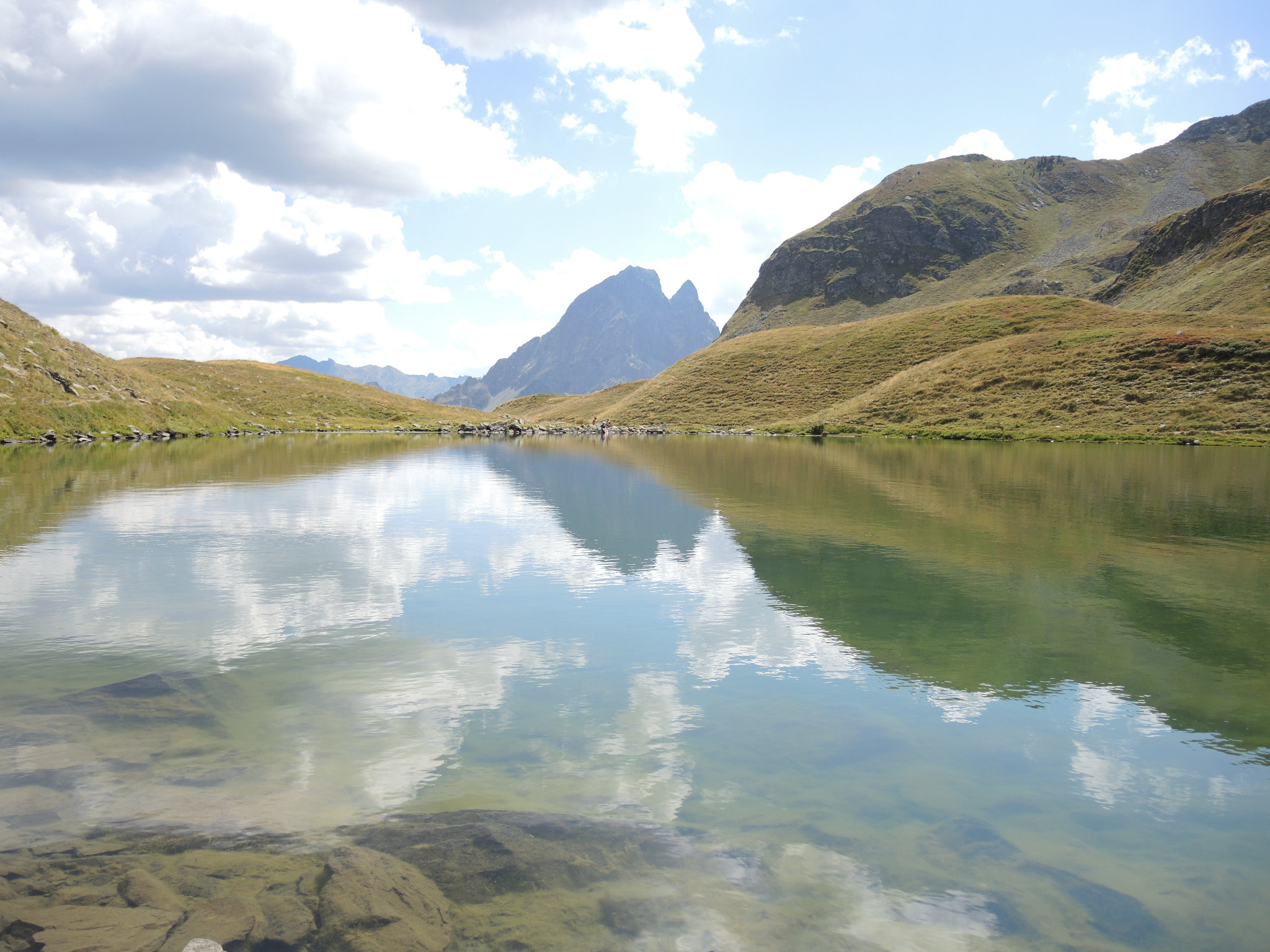 Lac d'Aule, au bord du lac, reflet du pic (64)