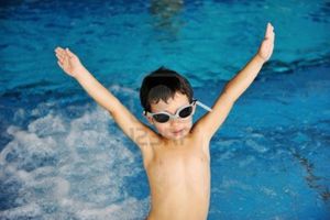 9217209-activites-sur-la-piscine-les-enfants-nager-et-jouer-dans-l-39-eau-le-bonheur-et-l-39-ete