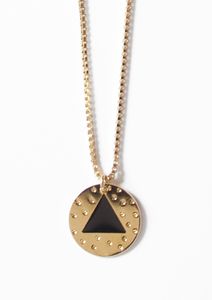 collier_eddie_medaillon_triangle_dore_emaille_noir_01