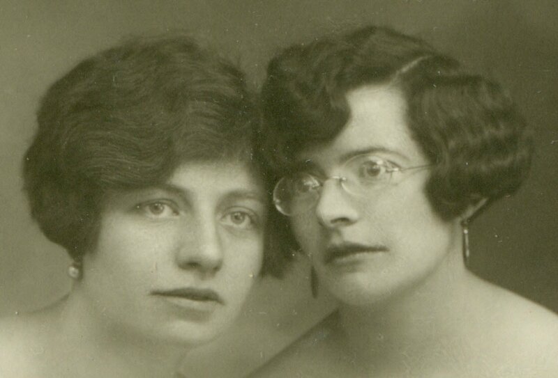 Marguerite Juliette, à gauche, et sa soeur, Reine Rose