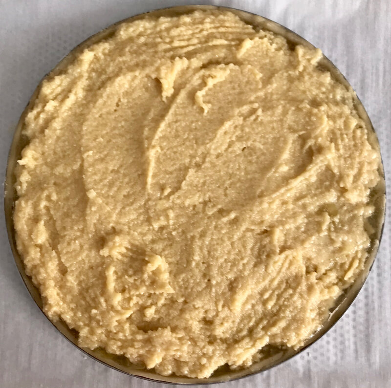 tarte à la rhubarbe macaronnée : recouvrir de crème frangipane