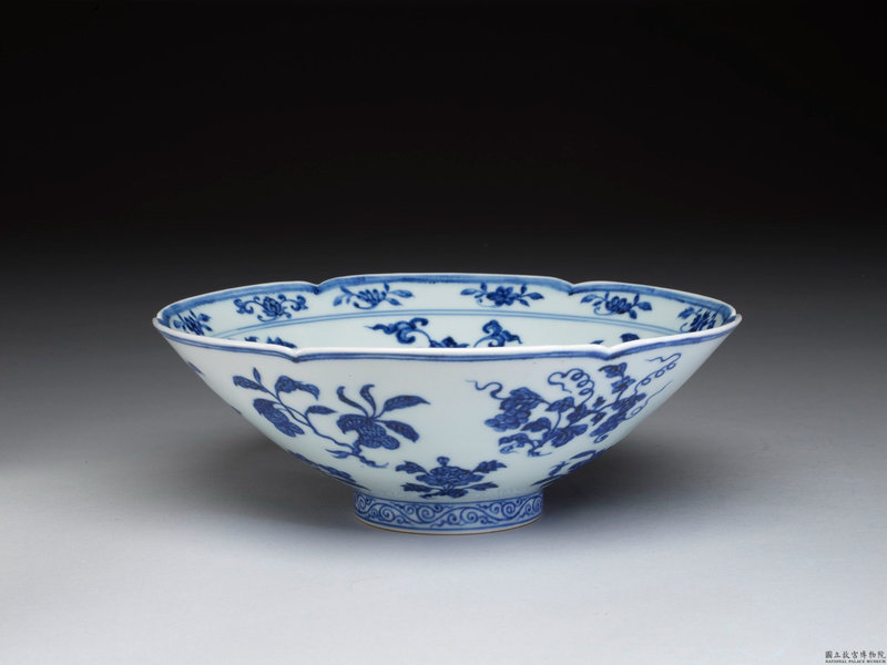 Hibiscus-shaped bowl with flower and fruit decoration in underglaze blue, Ming dynasty, Xuande reign (1426-1435)
