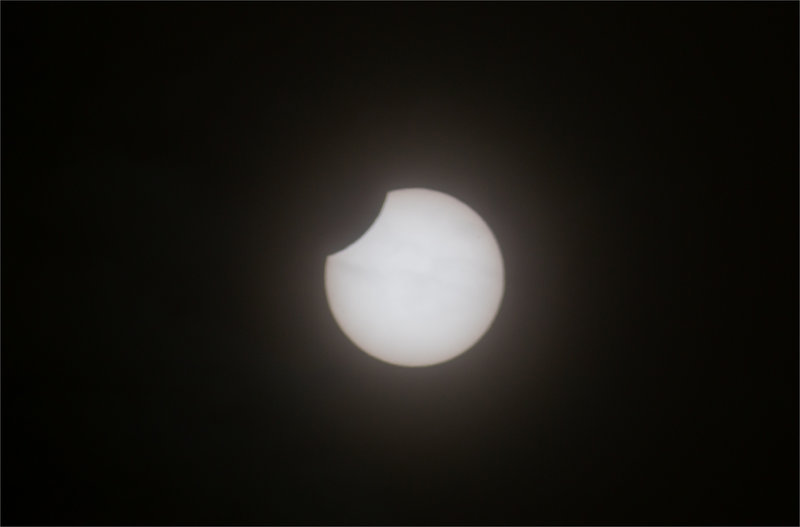 Eclipse partielle soleil nuages 251022 ym 12