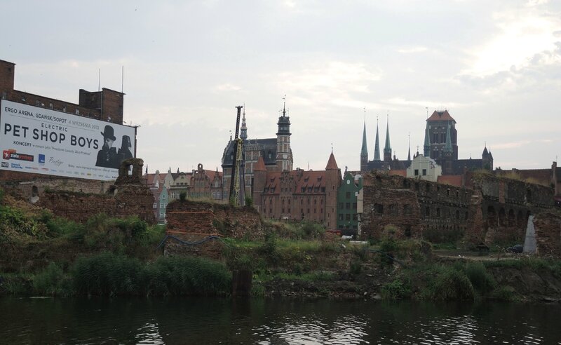 Gdansk; de l'autre côté de la Motlawa, affiche et ruines (Pologne)
