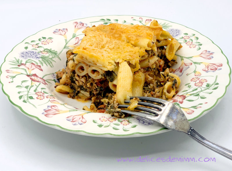 Gratin de penne à la viande et aux épinards