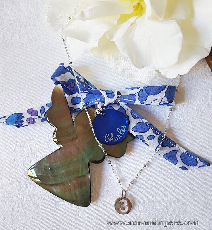 Ange en nacre personnalisé (sur ruban Betsy lavande) et collier pastille 3 sur chaîne perlée en argent massif - 34 € et