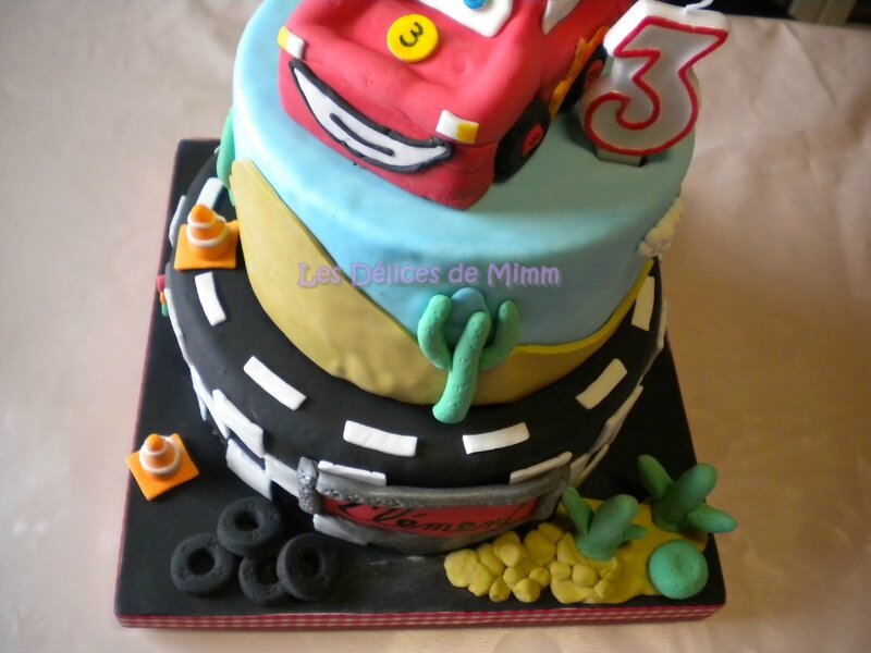 Un gâteau Cars avec voiture Flash Mcqueen 5