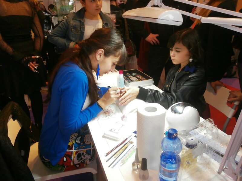 Cherry Nail Art en plein travail