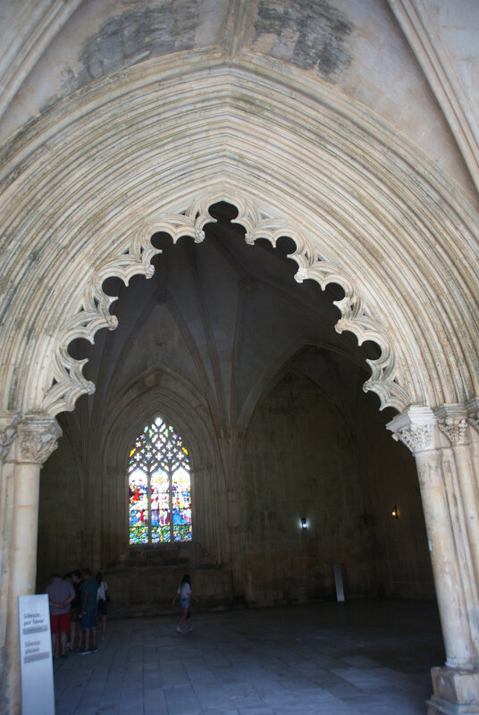 DSC09890-P-Batalha-Monastère Notre Dame de la Victoire-La salle des chapitres-Portique d'entrée