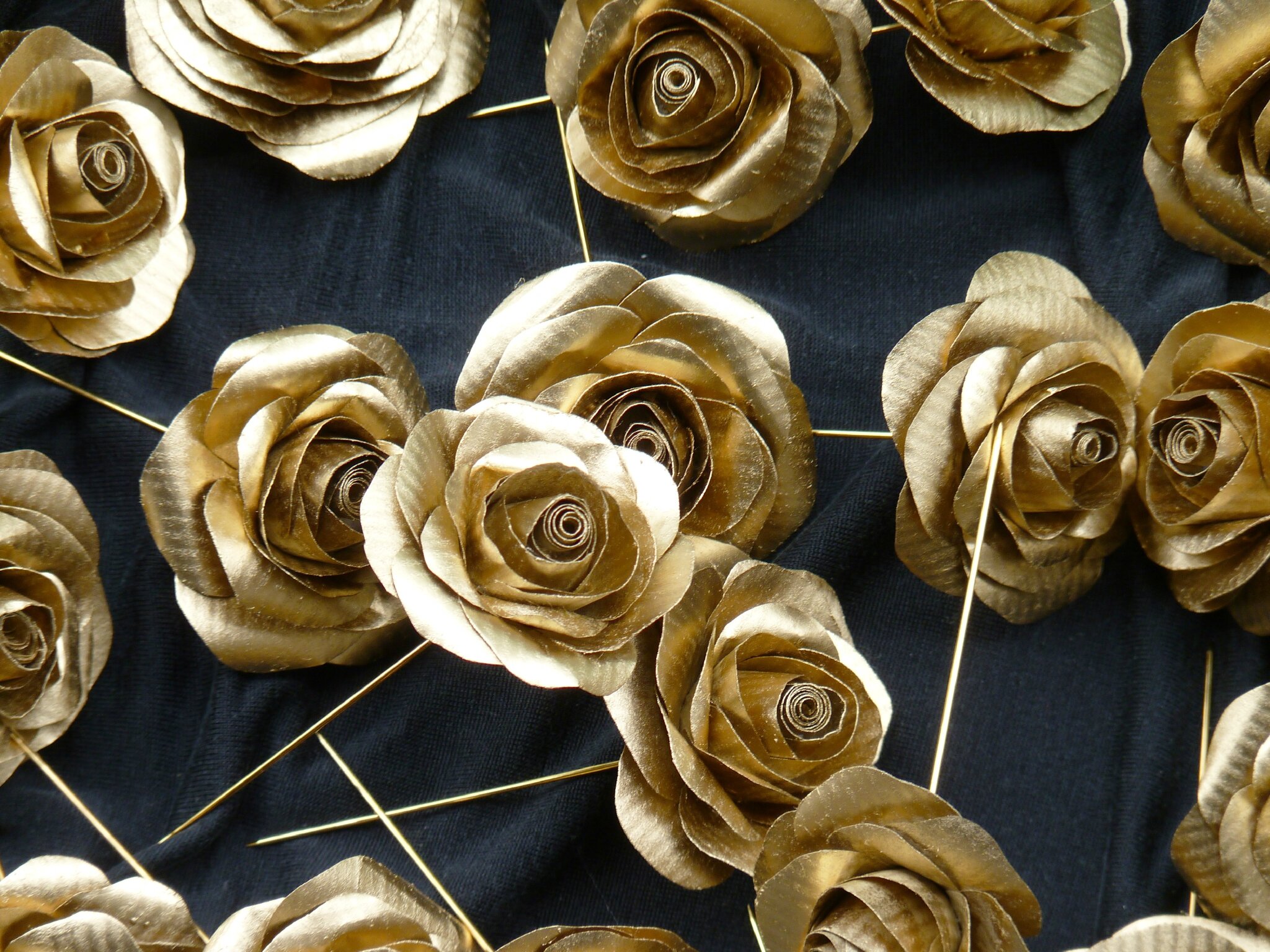 Broche, rose en papier or, pour Perrier Jouët