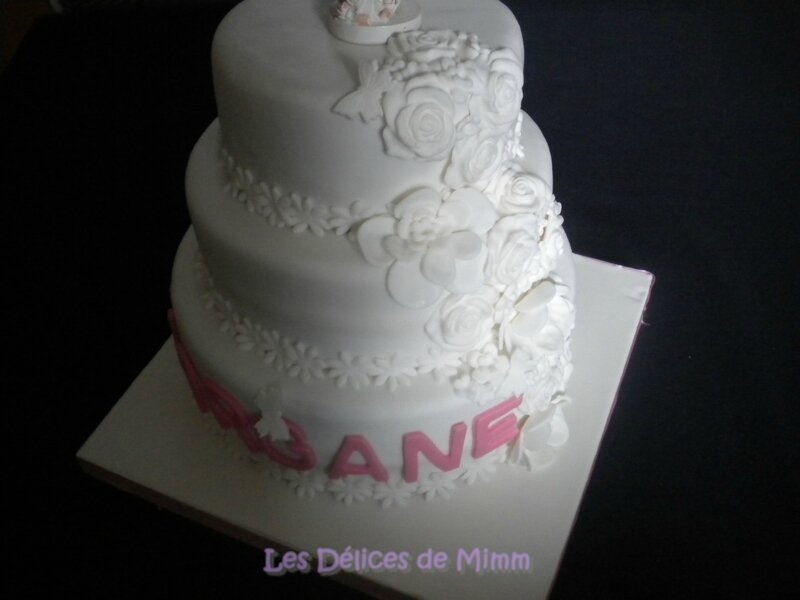 Un gâteau de communion tout blanc en pâte à sucre 4 - Copie