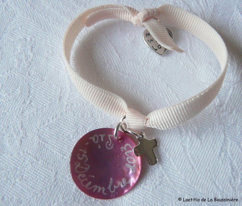 Bracelet sur ruban médaille en nacre gravée et Croix en argent massif 1 cm