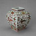 Vase <b>quadrangulaire</b>, 2e moitié 16e siècle, dynastie Ming (1368-1644)