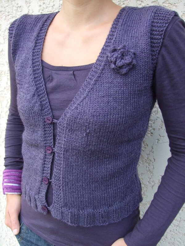 Ma nouvelle veste violette, avec une petite fleur en crochet