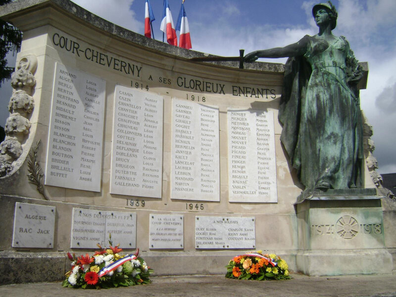 Cour Cheverny Monument aux morts